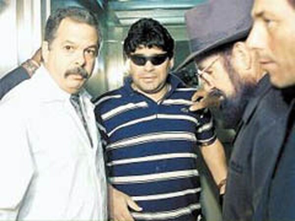 20 января 2000 года. Марадона ищет в Гаване лекарство от кокаиновой зависимости. Когда он прибыл на Кубу, его лечил Бернабе Ордас (справа, с бородой), директор психиатрической больницы в Гаване..jpg