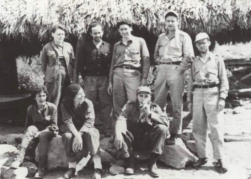 В Эль-Наранхо с членами Национального управления Движения 26 июля - Фидель Кастро, Айде Сантамария, Рене Рамос Латур, Марсело Фернандес, Фаустино Перес и Вильма Эспин. 1958..jpg