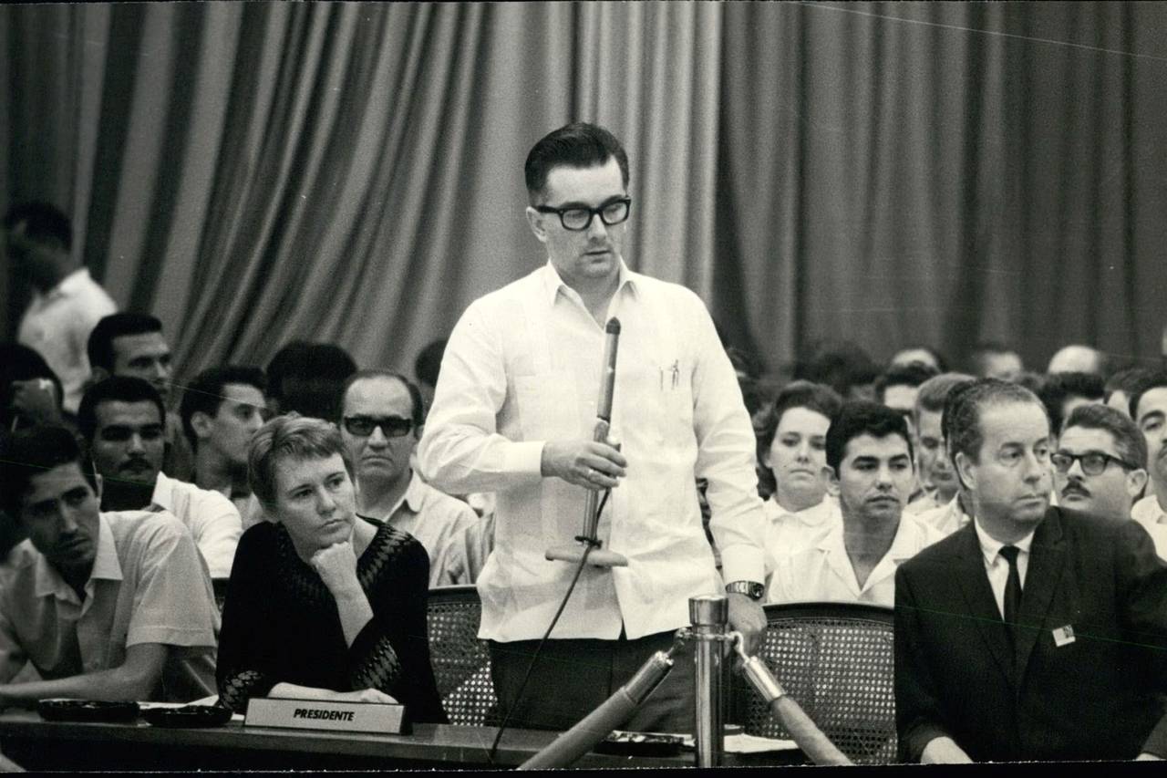Армандо Харт выступает с речью на заседании, созванном Организацией латиноамериканской солидарности в Гаване 8 августа 1967 года. Слева сидит его жена Айде Сантамария..jpg
