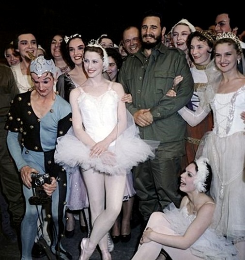 Во время пребывания в Москве команданте Фидель посетил Большой театр и познакомился с Майей Плисецкой (слева от Кастро).jpeg
